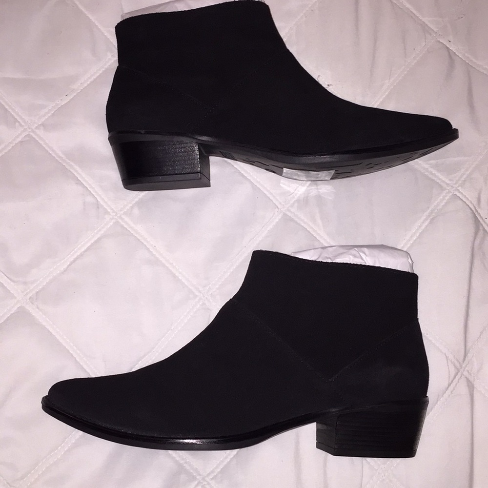 Black Chelsea boots